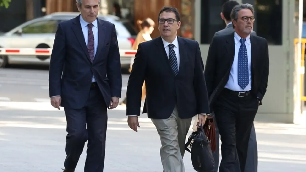 Archivo - El director de la Oficina de Carles Puigdemont, Josep Llu&iacute;s Alay (primero por la izquierda), que fue detenido en Alemania cuando acompa&ntilde;aba a Puigdemont, llegando a la Audiencia Nacional.