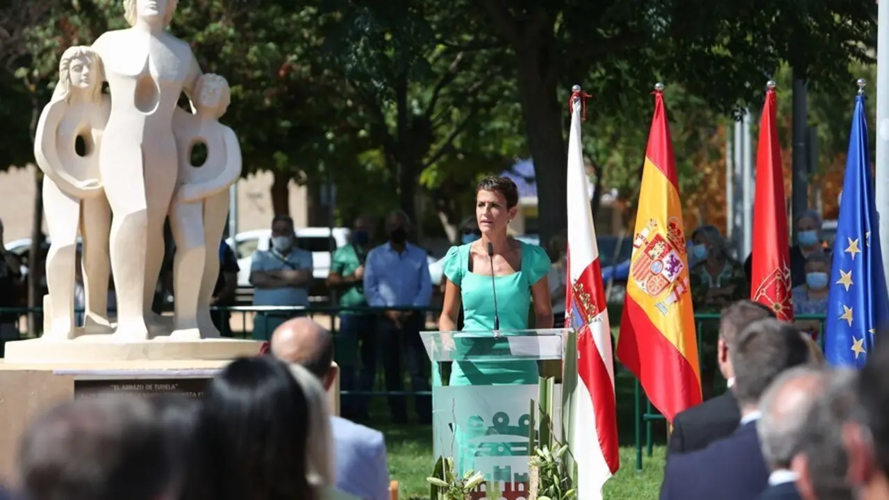 La presidenta del Gobierno de Navarra, Mar&iacute;a Chivite, en el acto de inauguraci&oacute;n de la escultura en recuerdo a las v&iacute;ctimas de ETA erigida en Tudela