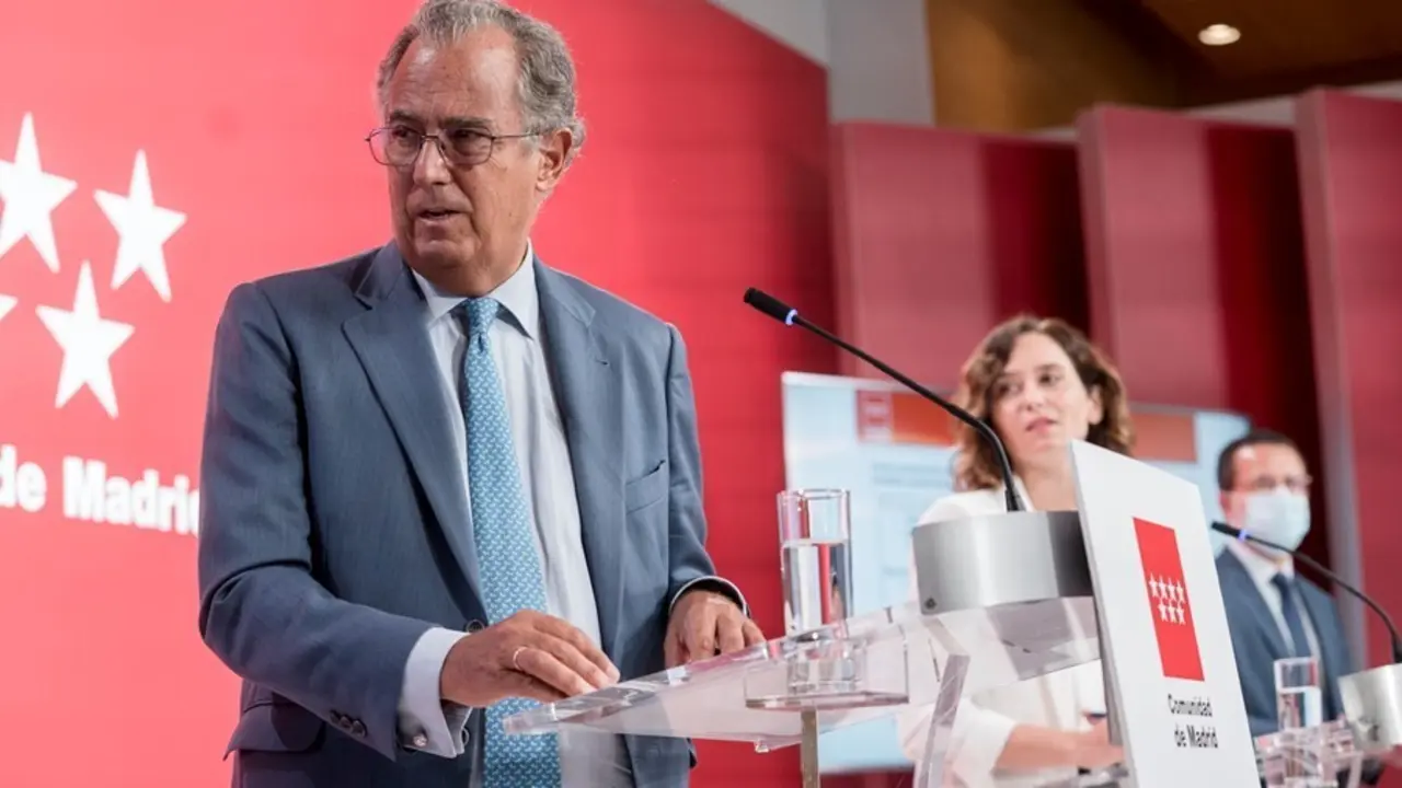 El consejero de Educaci&oacute;n, Universidades, Ciencia y portavoz de la Comunidad de Madrid, Enrique Ossorio y la presidenta de la Comunidad de Madrid, Isabel D&iacute;az Ayuso, durante una rueda de prensa posterior a la reuni&oacute;n del Consejo de Gobierno