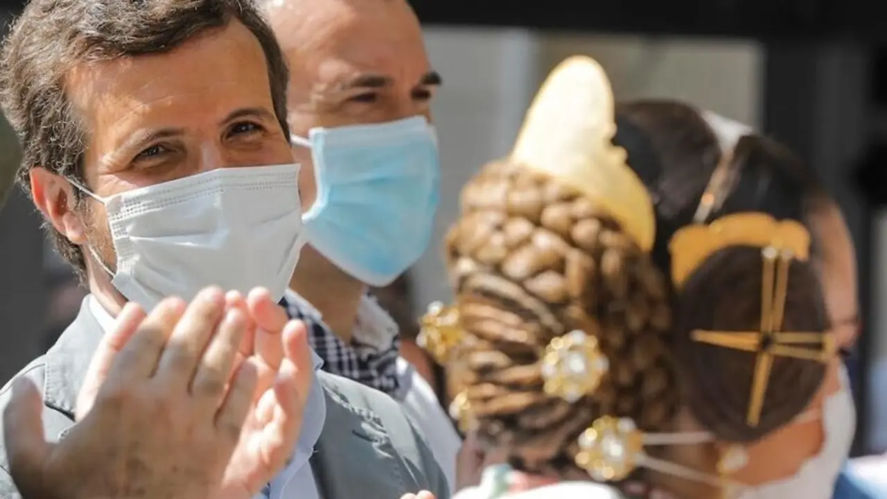 El presidente del PP, Pablo Casado, en las fallas de Val&egrave;ncia.