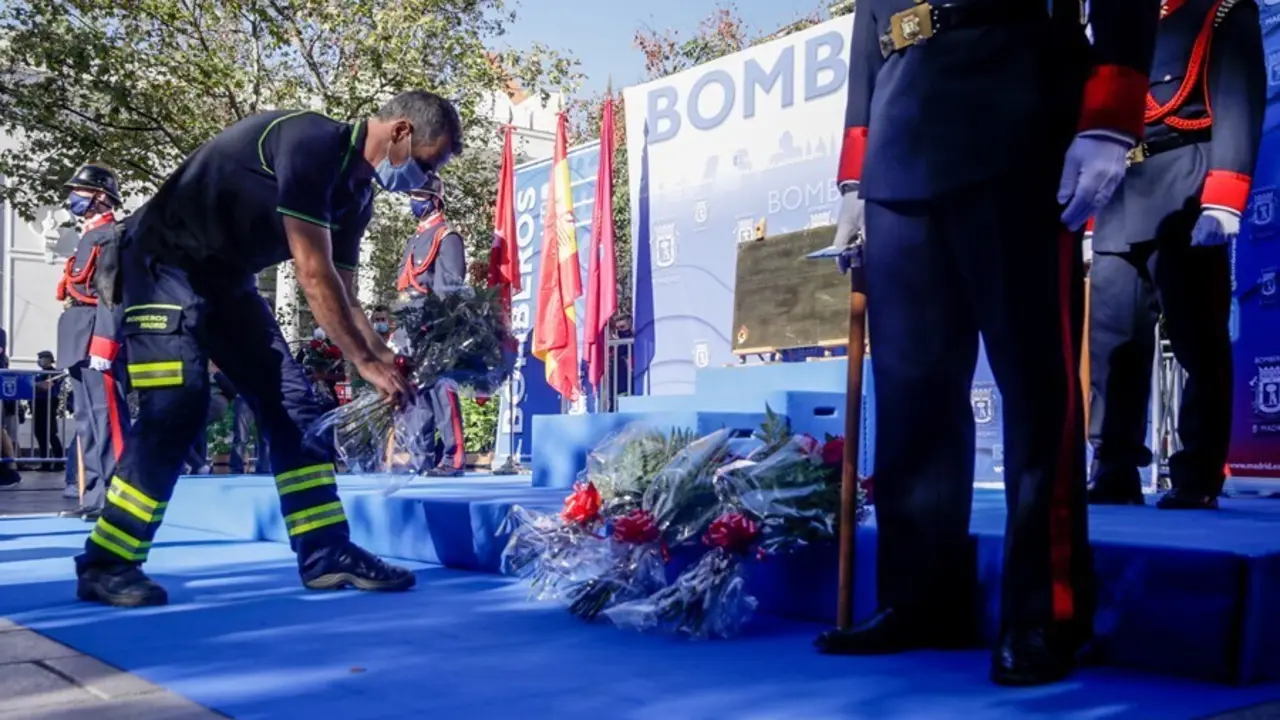 Archivo - Bomberos realizan ofrenda de flores durante el homenaje a diez de sus compa&ntilde;eros fallecidos en el incendio de los Almacenes Arias, en Madrid  (Espa&ntilde;a), a 4 de septiembre de 2020.