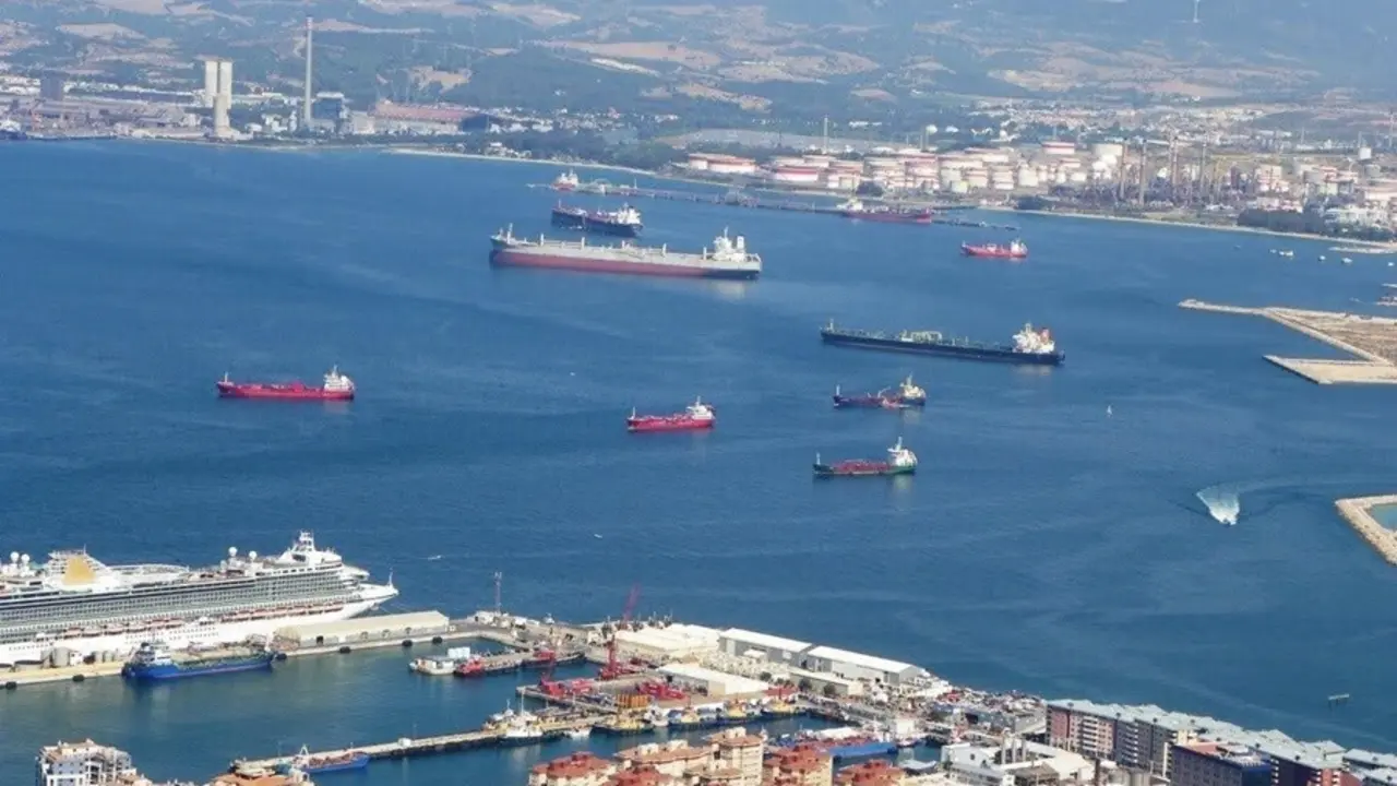 Buques en las playas de la Bah&iacute;a de Algeciras (C&aacute;diz)
