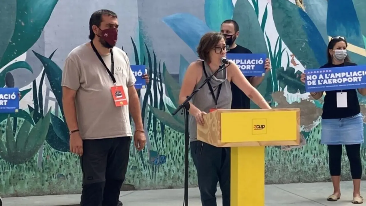 Eul&agrave;lia Reguant y Dani Cornell&agrave; rechazan la ampliaci&oacute;n del Aeropuerto de Barcelona-El Prat y piden a la Generalitat que deshagan el acuerdo.