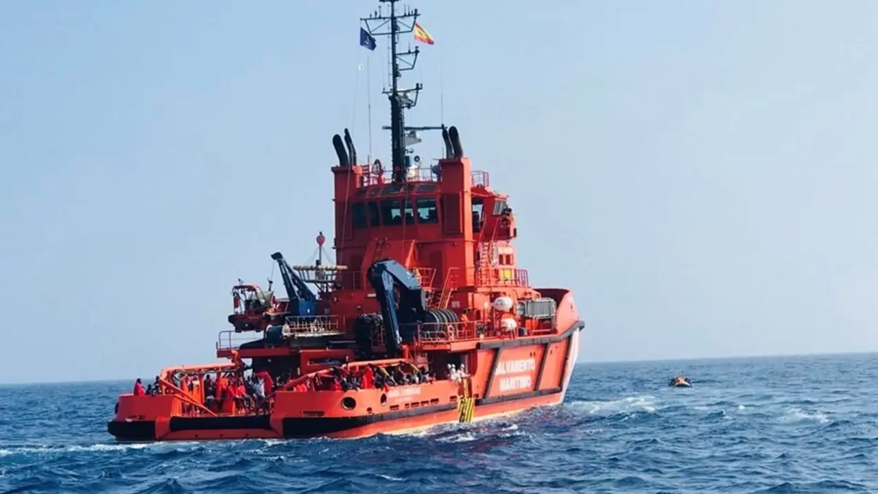 Archivo - Salvamento Mar&iacute;timo acude al rescate de una patera (Foto de archivo).