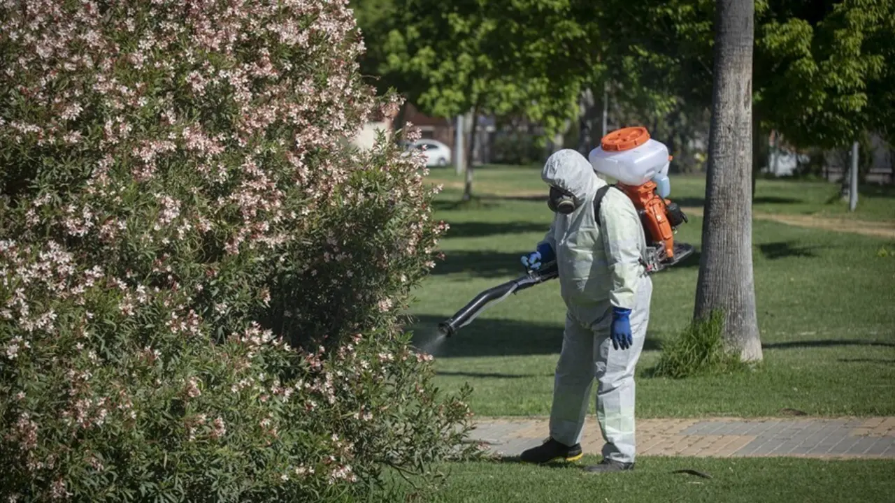 Archivo - Un operario inicia las labores de fumigaci&oacute;n y el tratamiento en imbornales contra el mosquito para prevenir el Virus del Nilo (archivo)