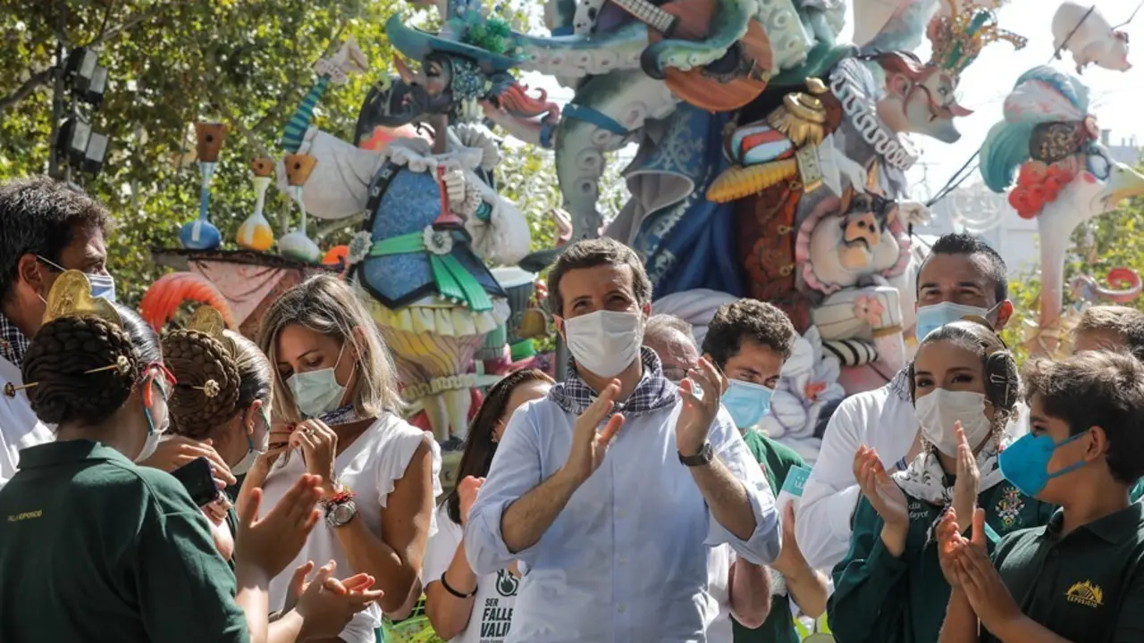 El presidente del PP, Pablo Casado, durante su visita a la Falla Exposici&oacute;-Misser Masc&oacute;.