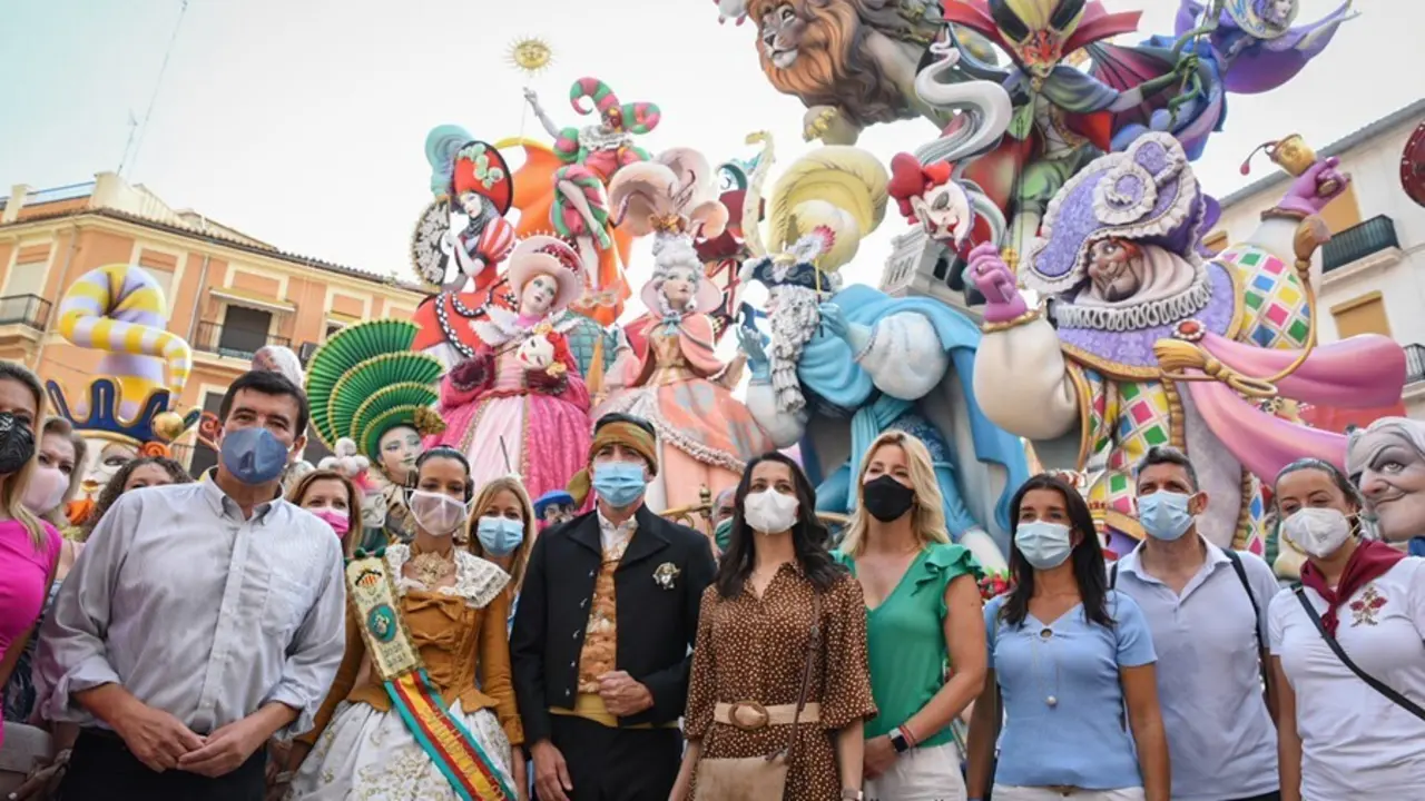 La presidenta de Ciudadanos, In&eacute;s Arrimadas (centro), durante una visita la falla de Convento Jerusal&eacute;n, primer premio secci&oacute;n especial de las Fallas 2021.