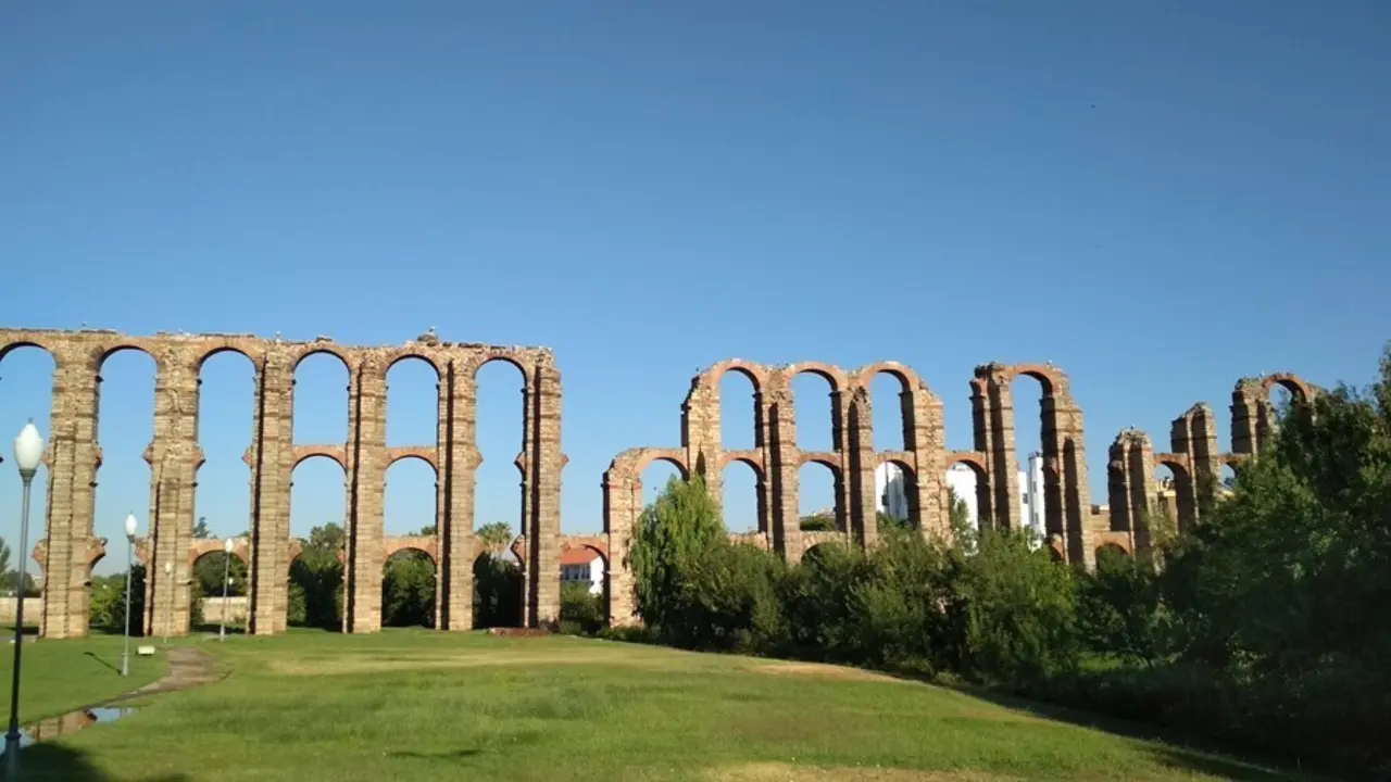 Archivo - Acueducto de Los Milagros de M&eacute;rida. Soleado, despejado