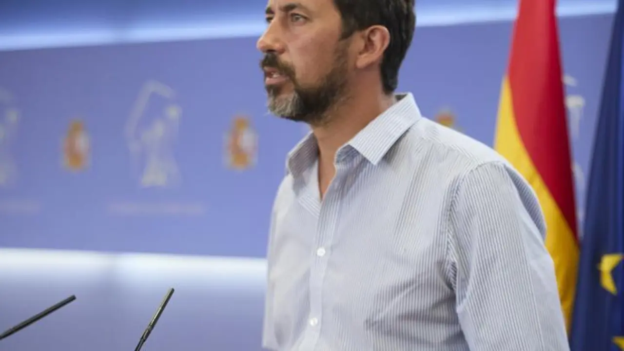 El diputado de Galicia en Com&uacute;n-Unidas Podemos por A Coru&ntilde;a, Ant&oacute;n G&oacute;mez-Reino, en una rueda de prensa, durante la reuni&oacute;n de la Diputaci&oacute;n Permanente en el Congreso de los Diputados, a 25 de agosto de 2021, en Madrid (Espa&ntilde;a).