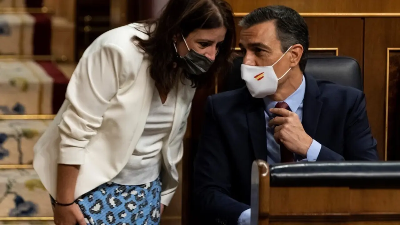 Archivo - El presidente del Gobierno, Pedro S&aacute;nchez, habla con la portavoz del PSOE en el Congreso, Adriana Lastra, en el Congreso, en Madrid (Espa&ntilde;a), a 29 de julio de 2020. S&aacute;n