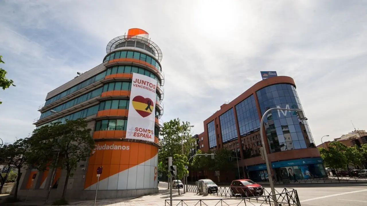 Archivo - Fachada de la sede de Ciudadanos en la calle Alcal&aacute; de Madrid.