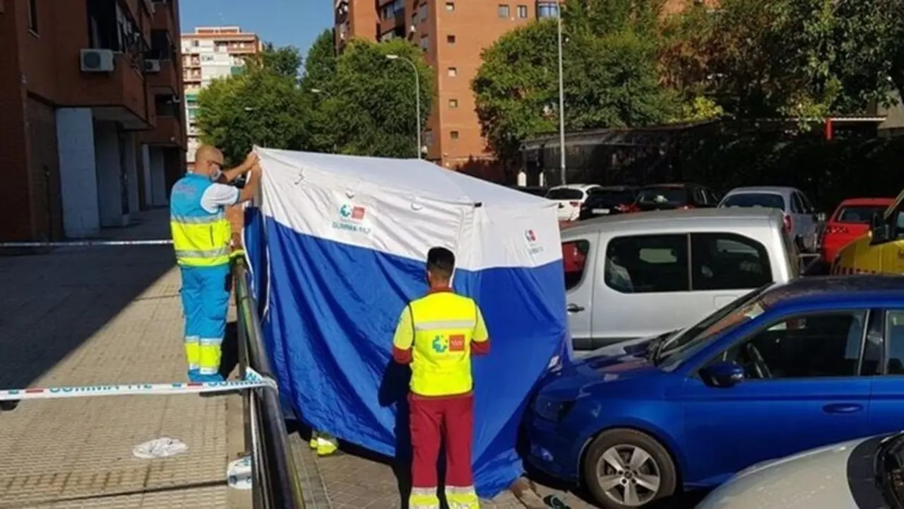 Muere una mujer tras caer de un 5&ordm; piso mientras limpiaba los critales en Fuenlabrada