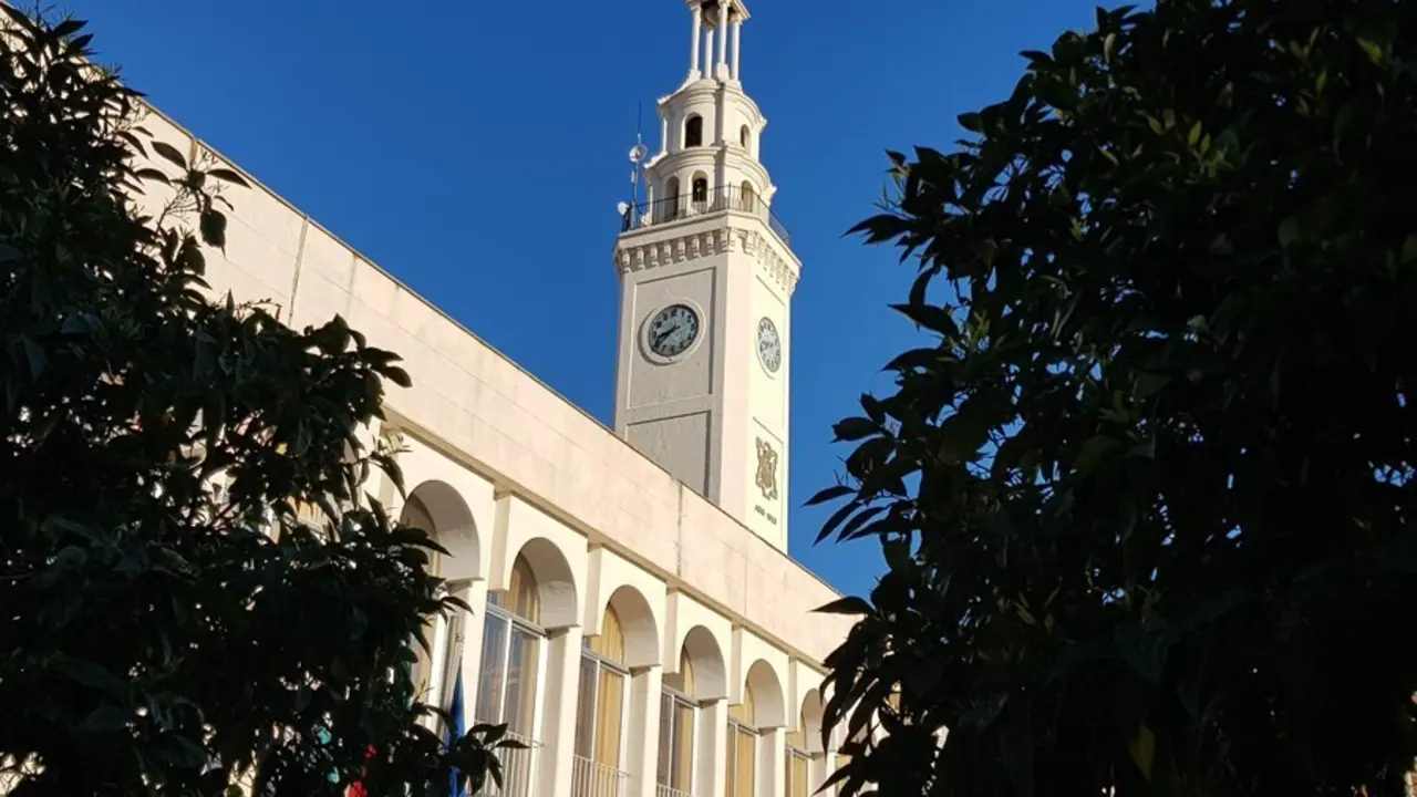 Archivo - Torre del reloj en la Plaza Nueva de Lucena (C&oacute;rdoba).