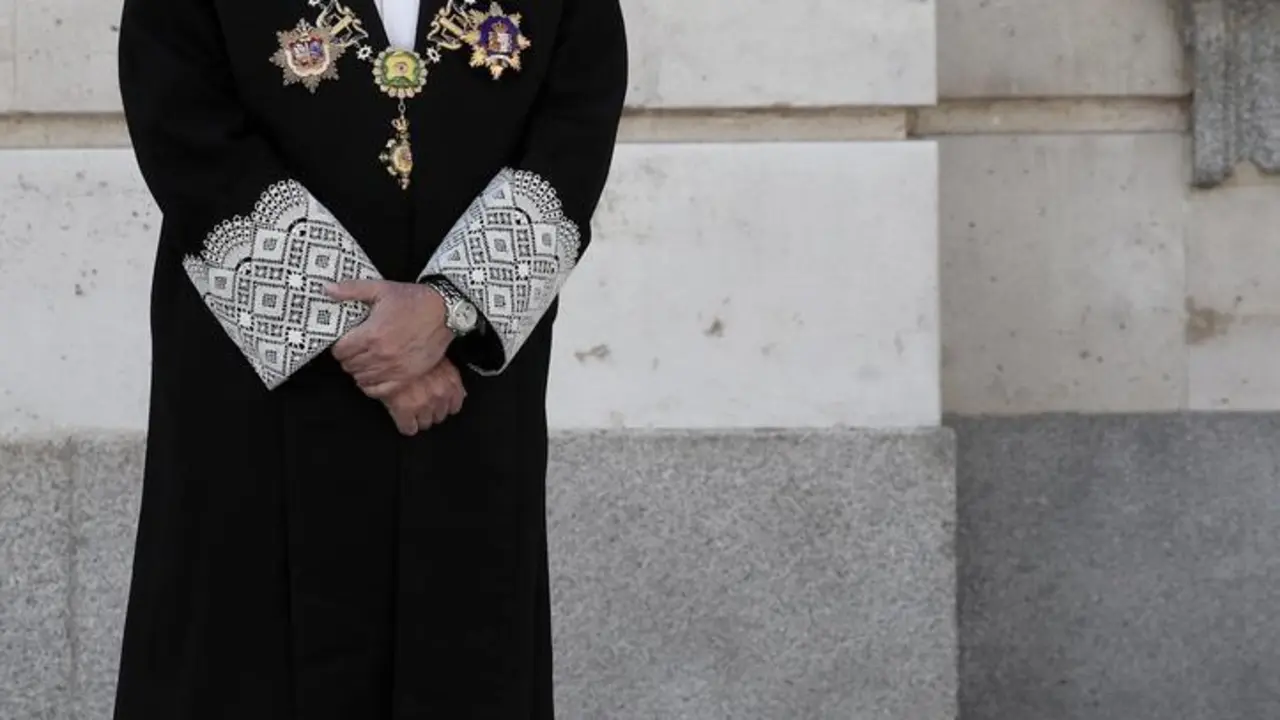 Archivo - El presidente del Tribunal Supremo y del Consejo General del Poder Judicial (CGPJ), Carlos Lesmes, en la entrada del Palacio de Justicia, antes del acto de apertura del a&ntilde;o judicial 2020/2021.