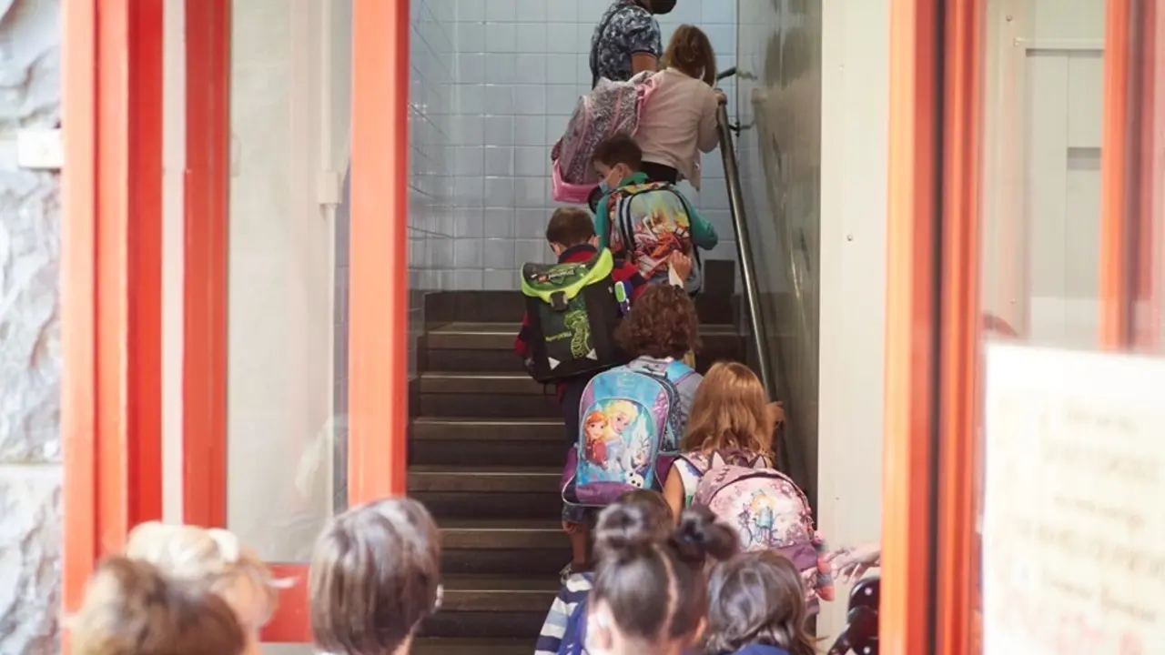 Archivo - 'Vuelta al cole' en el colegio p&uacute;blico V&iacute;ctor Pradera de Pamplona el pasado curso escolar