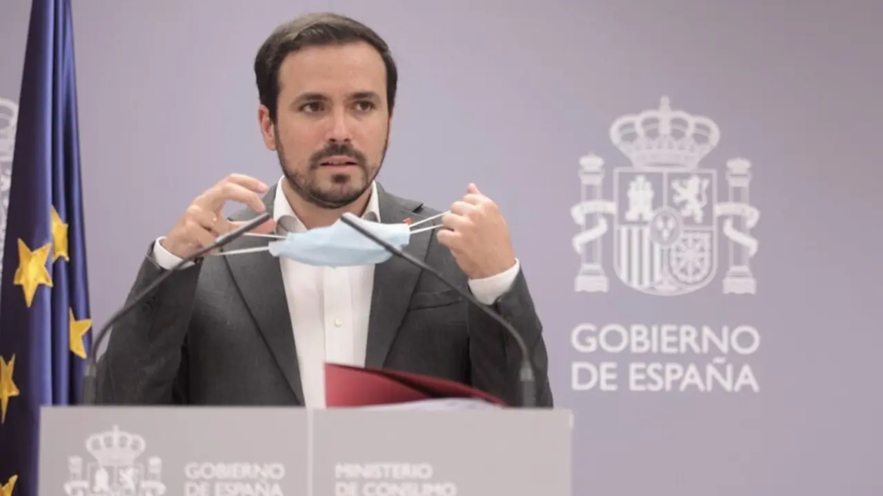 Archivo - El ministro de Consumo, Alberto Garz&oacute;n, en una rueda de prensa el 22 de julio de 2021, en Madrid