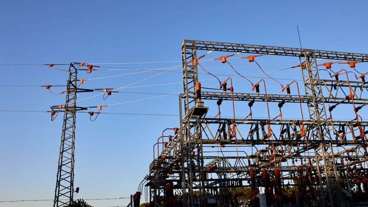Una central el&eacute;ctrica, a 21 de agosto de 2021, en Madrid (Espa&ntilde;a). El precio medio diario de la electricidad en el mercado mayorista caer&aacute; este domingo un 8,74%, por lo que desciende por segunda jornada consecutiva, aunque se mantendr&aacute; por encima de los 1