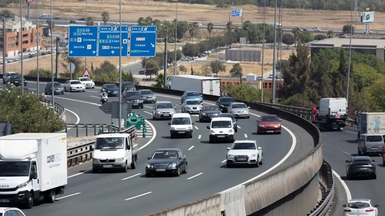 La autov&iacute;a A-49 sentido Huelva-Portugal. A 27 de agosto de 2021. En Sevilla (Andaluc&iacute;a,Espa&ntilde;a). 