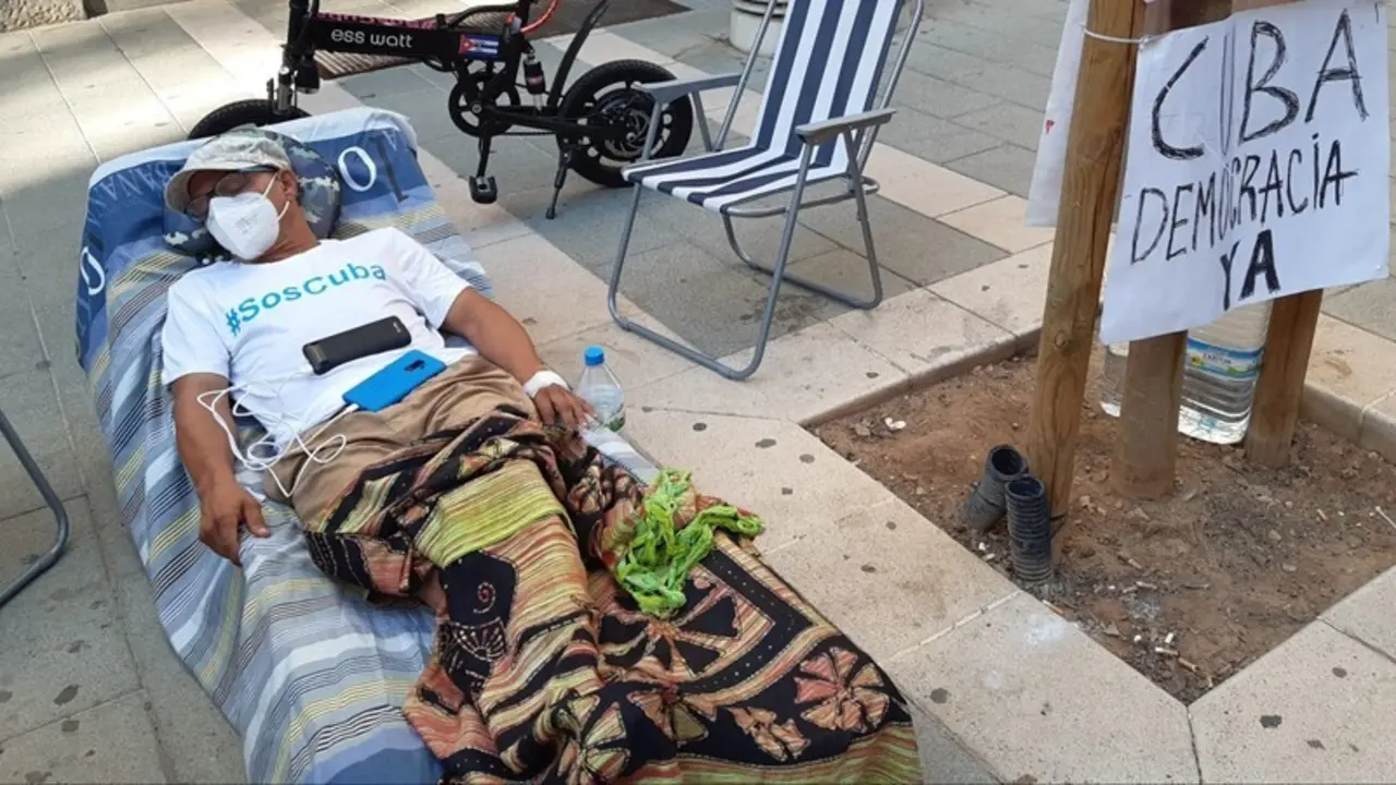 El expreso pol&iacute;tico cubano N&eacute;stor Rodr&iacute;guez, seis d&iacute;as de huelga de hambre frente a la Delegaci&oacute;n del Gobierno en Palma en protesta contra la "complicidad de Espa&ntilde;a con el r&eacute;gimen de Cuba".