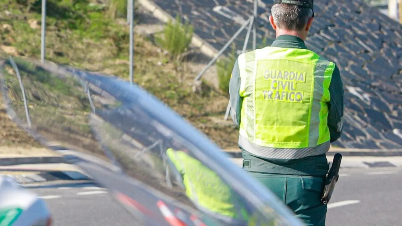 Archivo - Un agente de la  Guardia Civil de Tr&aacute;fico (archivo)