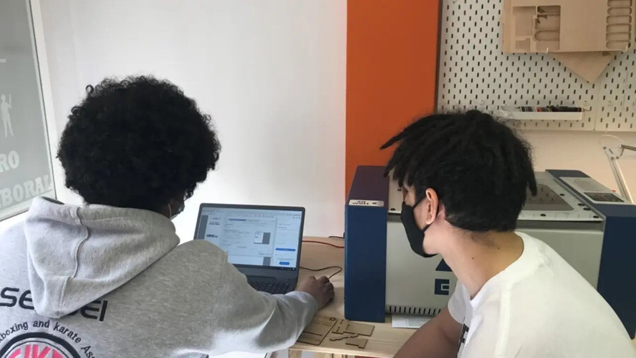 Archivo - J&oacute;venes estudiantes, ordenador, formaci&oacute;n
