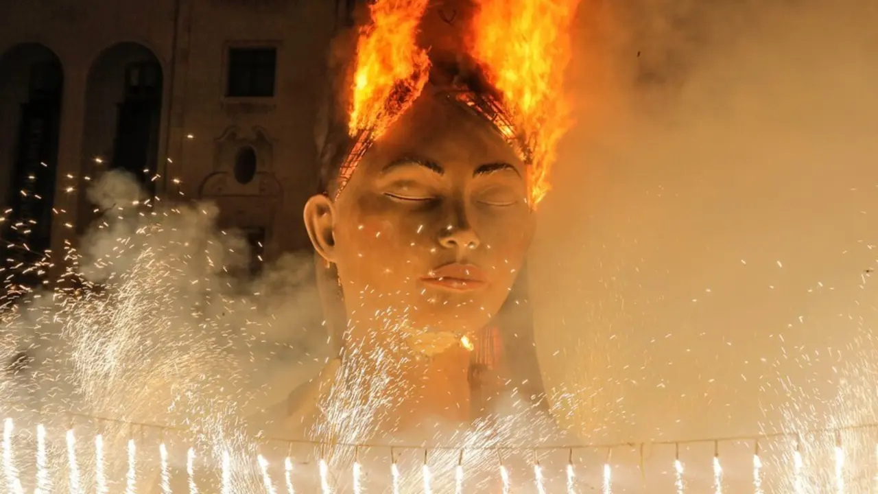 El fuego reduce a cenizas la Meditadora