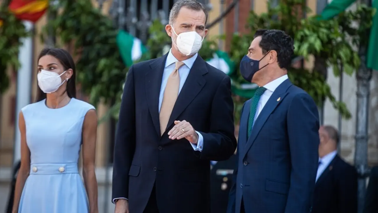 Archivo - Los Reyes Felipe y Letizia, junto a el presidente de la Junta de Andaluc&iacute;a, Juanma Moreno (1d), en la explanada del Palacio de San Telmo antes del acto de la  entrega de la Medalla de Honor de Andaluc&iacute;a al Rey Felipe VI a 14 de junio del 2021, e