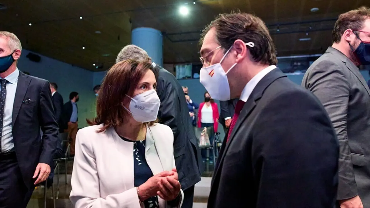 El Ministro de Asuntos Exteriores, Uni&oacute;n Europea y Cooperaci&oacute;n, Jos&eacute; Manuel Albares, conversa con la ministra de Defensa, Margarita Robles