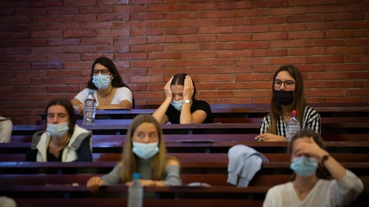 Archivo - Estudiantes esperando antes del primer examen de las pruebas de acceso a la universidad (PAU), en la Facultad de Econom&iacute;a y Empresa de la UB