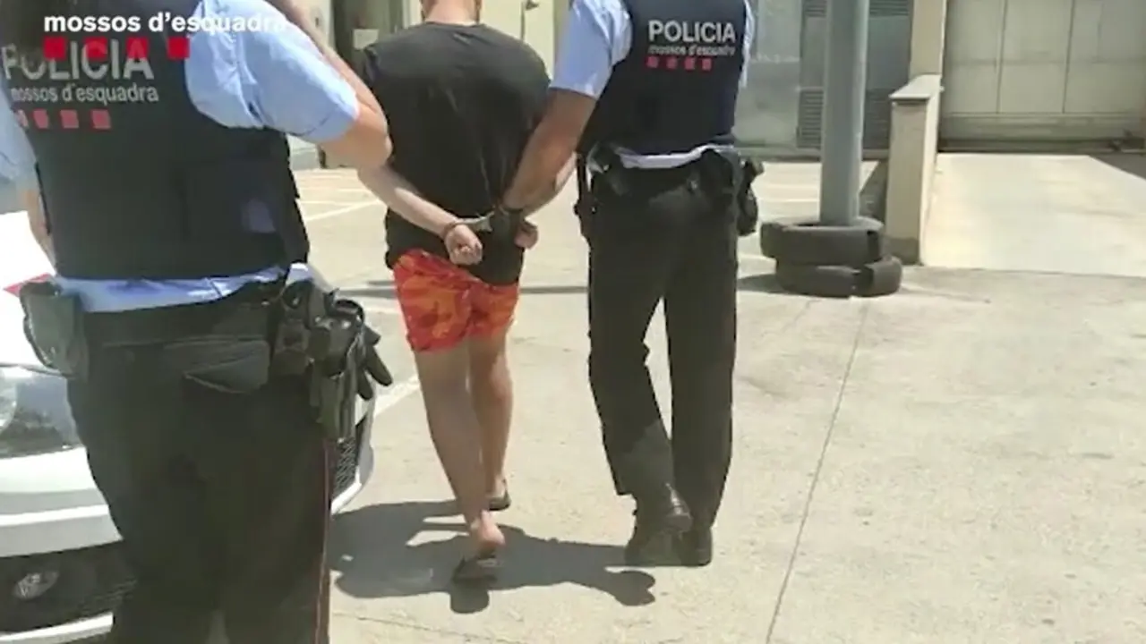 Archivo - Uno de los tres detenidos por presuntamente cometer la agresi&oacute;n hom&oacute;foba en la playa del Somorrostro de Barcelona el 29 de mayo. En Barcelona el 28 de julio de 2021.
