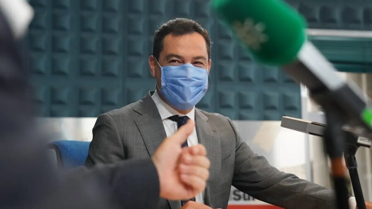 Juanma Moreno, este lunes durante la entrevista