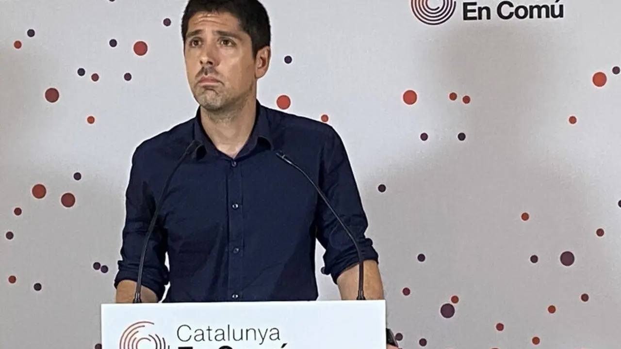 El portavoz de los comuns en el Parlament, David Cid, en rueda de prensa telem&aacute;tica