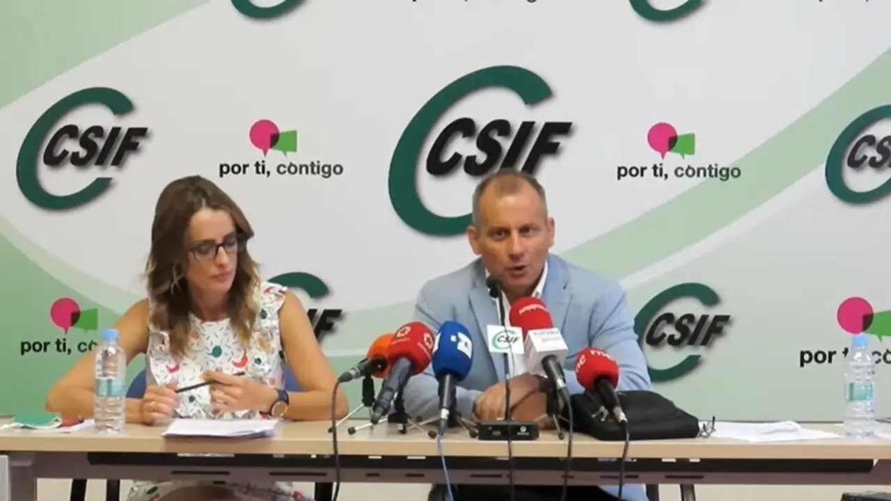 El presidente del sector nacional de Educaci&oacute;n del CSIF, Mario Guti&eacute;rrez, y la secretaria del sector nacional de Educaci&oacute;n, de Coordinaci&oacute;n Auton&oacute;mica y Negociaci&oacute;n del CSIF, Isabel Madruga Abajo, en rueda de prensa este lunes