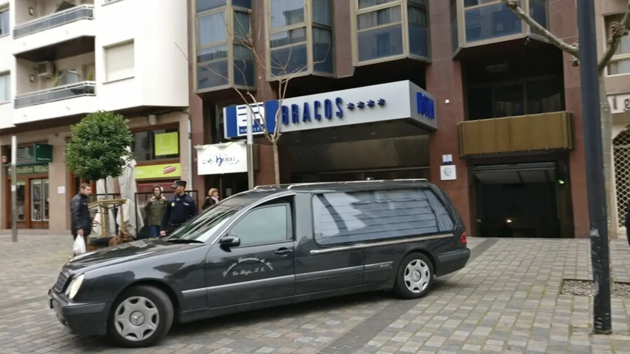 Archivo - El coche de la funeraria sale con el cad&aacute;ver de la ni&ntilde;a de cinco a&ntilde;os aparecida muerta en el hotel Los Bracos de Logro&ntilde;o