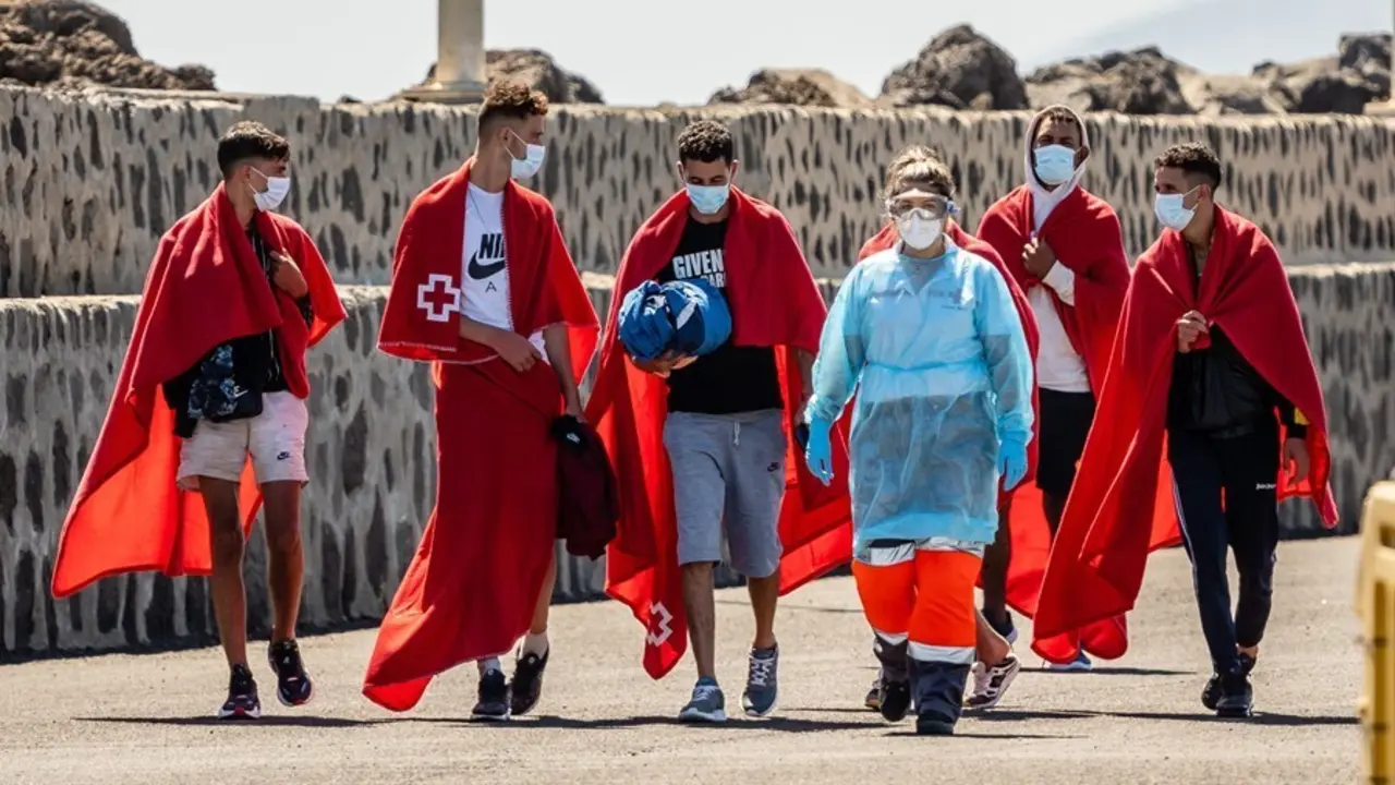 Migrantes en el muelle de La Cebolla, en Lanzarote. 