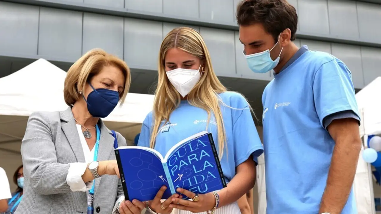 La rectora de la Universidad Ceu San Pablo, Rosa Visiedo, junto a dos estudiantes