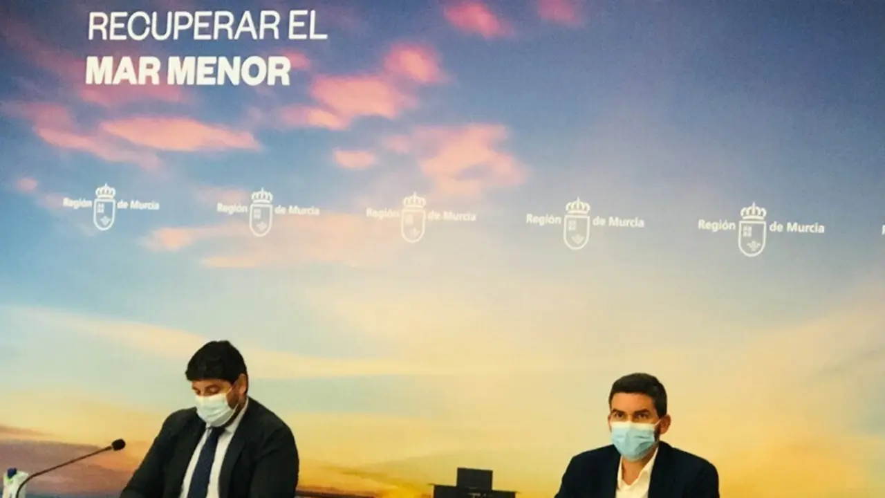 Archivo - El jefe del Ejecutivo auton&oacute;mico, Fernando L&oacute;pez Miras, en la reuni&oacute;n del foro 'Ciencia para recuperar el Mar Menor'
