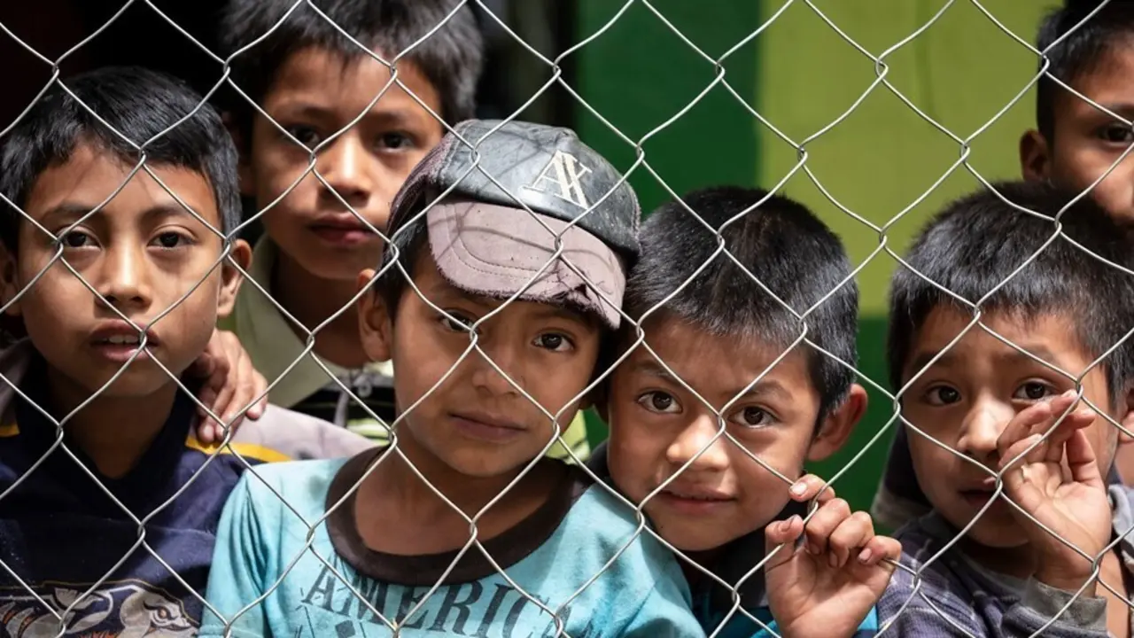 Archivo - Ni&ntilde;os en una escuela de primaria en Guatemala