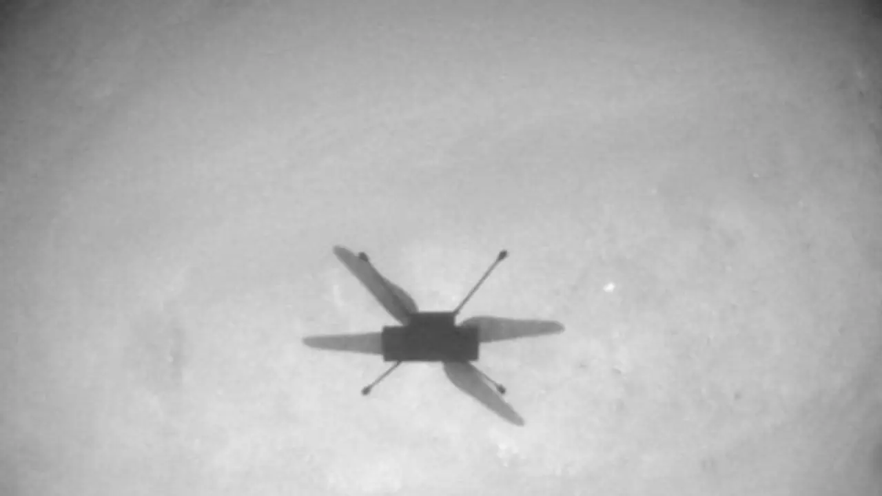 Sombra de Ingenuity en la superficie de Marte durante su vuelo 13