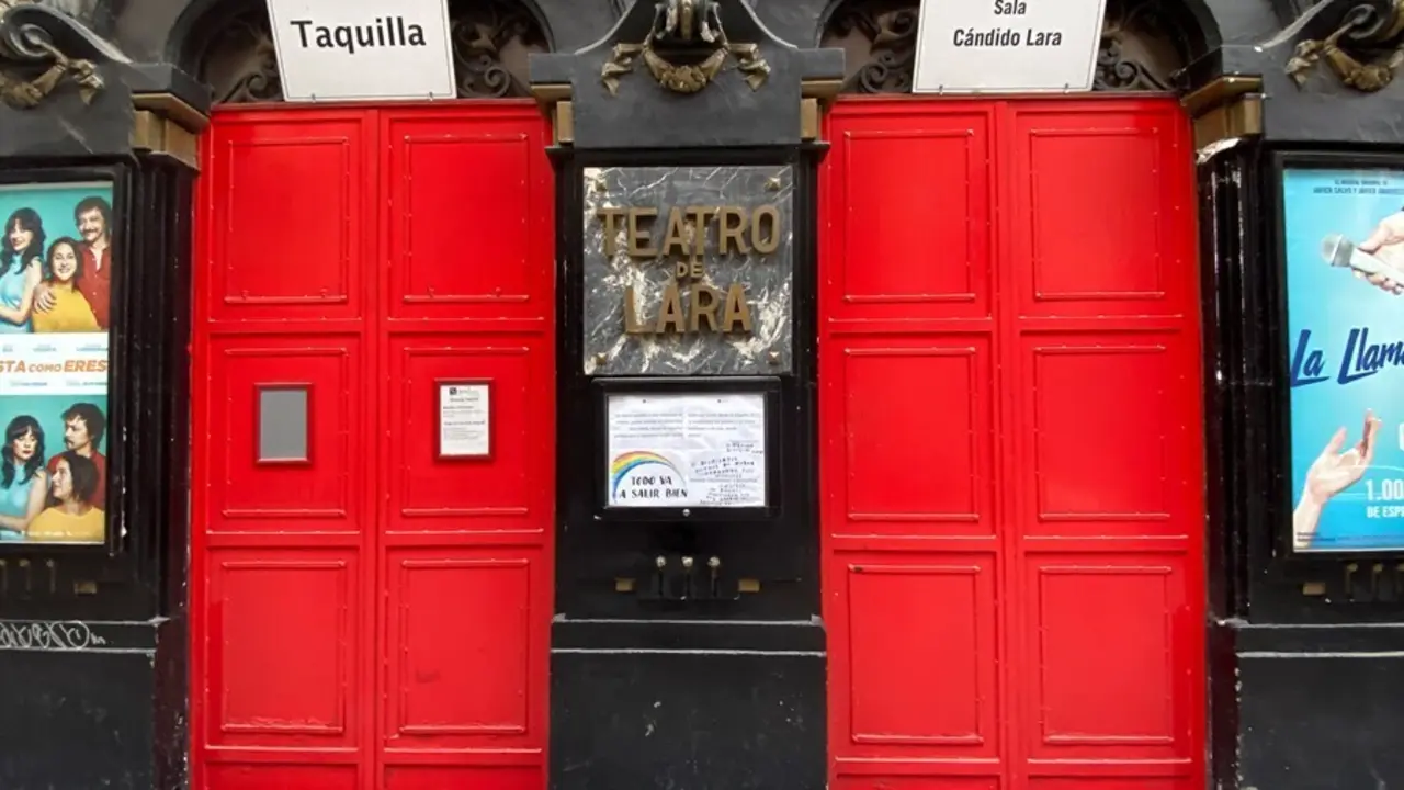 Archivo - Entrada cerrada temporalmente del Teatro Lara de Madrid