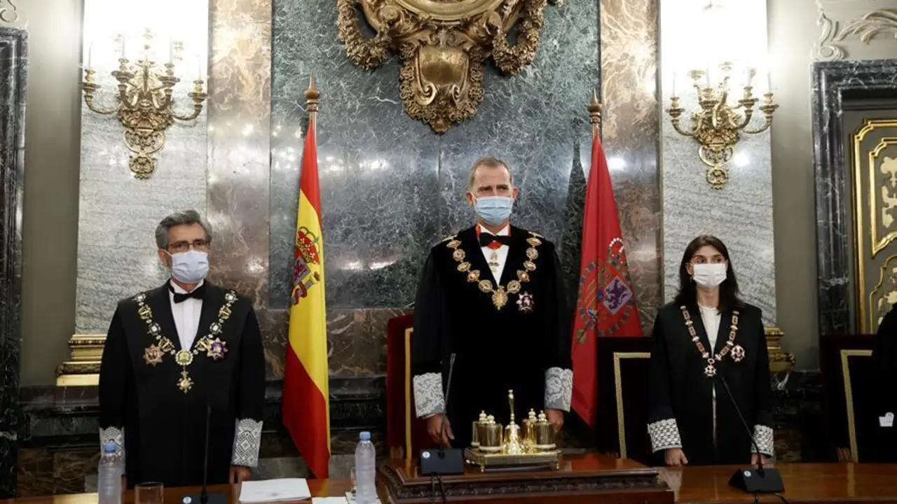 El rey Felipe VI (C), el presidente del Tribunal Supremo y del Consejo General del Poder Judicial, Carlos Lesmes (i) y la ministra de Justicia, Pilar Llop (d) durante la celebraci&oacute;n este lunes del acto de apertura del A&ntilde;o Judicial en el Tribunal Supremo en Madrid. EFE/Emilio Naranjo POOL