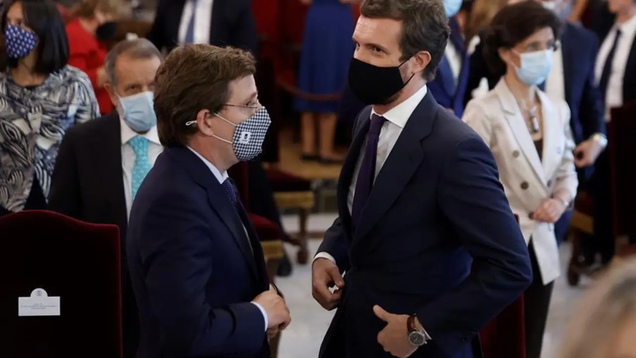 El l&iacute;der del PP, Pablo Casado (d) conversa con el alcalde de Madrid, Jos&eacute; Luis Mart&iacute;nez-Almeida (i) tras la celebraci&oacute;n este lunes del acto de apertura del A&ntilde;o Judicial en el Tribunal Supremo en Madrid. EFE/Emilio Naranjo POOL