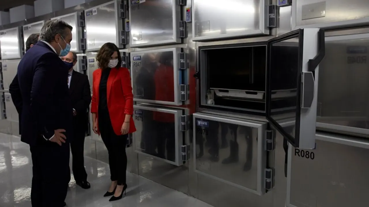 Archivo - La presidenta de la Comunidad de Madrid, Isabel D&iacute;az Ayuso (1d), acompa&ntilde;ada del consejero de Justicia, Interior y V&iacute;ctimas, Enrique L&oacute;pez (1i), durante su visita a la nueva sede del Instituto de Medicina Legal y Ciencias Forenses, en Madrid.