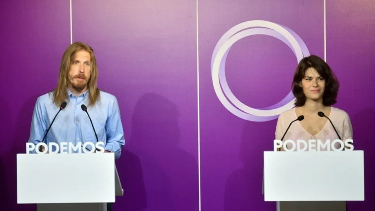 Imagen de los coportavoces de Podemos, Pablo Fern&aacute;ndez e Isa Serra, en rueda de prensa en la sede del partido.
