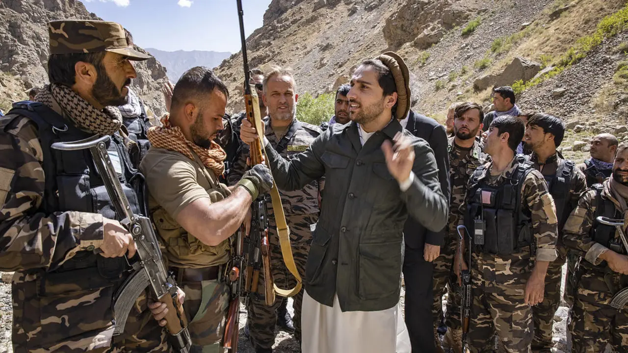 Ahmad Masud, en el centro, con otros miembros de la resistencia afgana en la provincia de Panjshir (Foto: Marc Roussel / The Walk Street Journal).