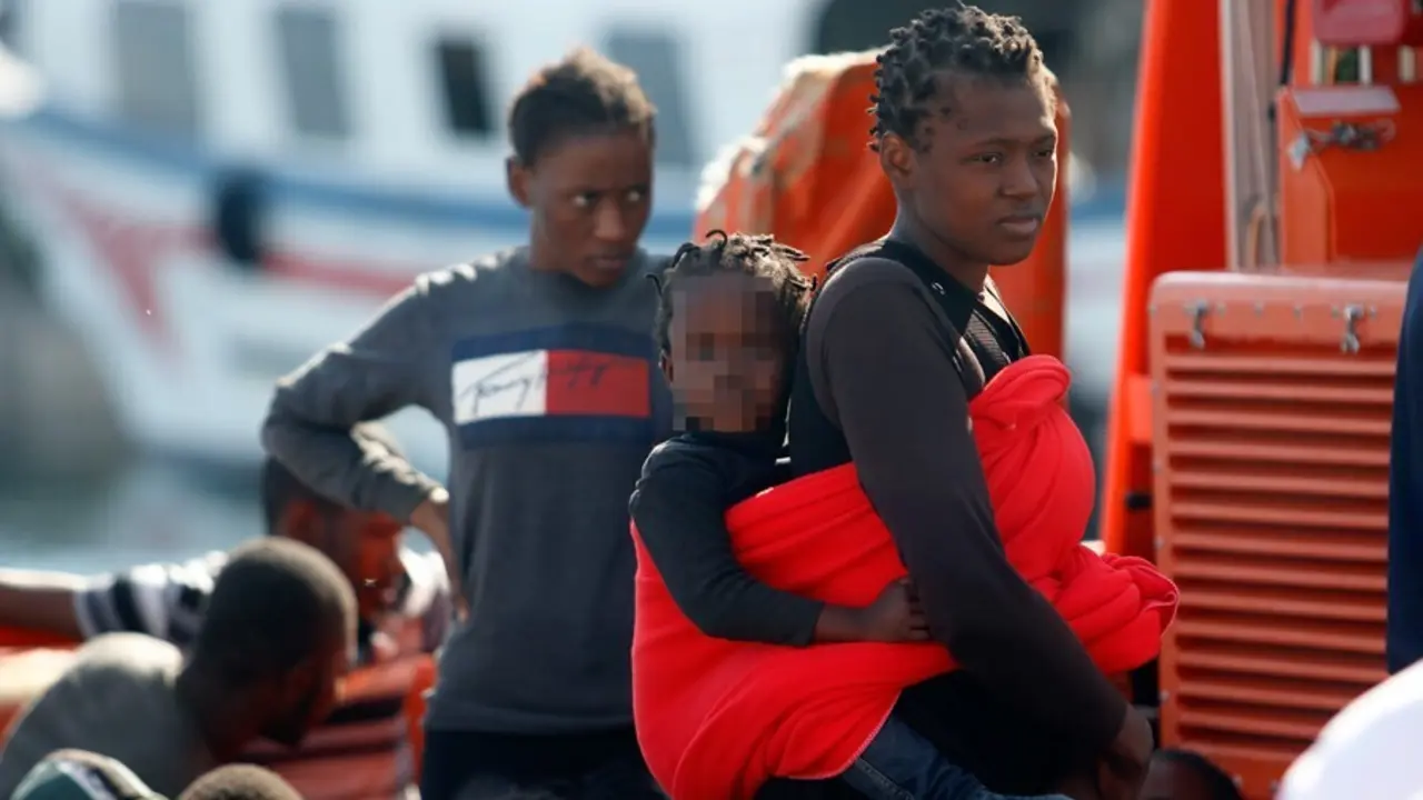 Archivo - Llegada a puerto M&aacute;laga de 75 personas entre ellas un menor de edad, donde han sido rescatadas por Salvamento Mar&iacute;timo, cuando navegaban a la deriva en una patera, en M&aacute;laga a 29 de octubre 2019
