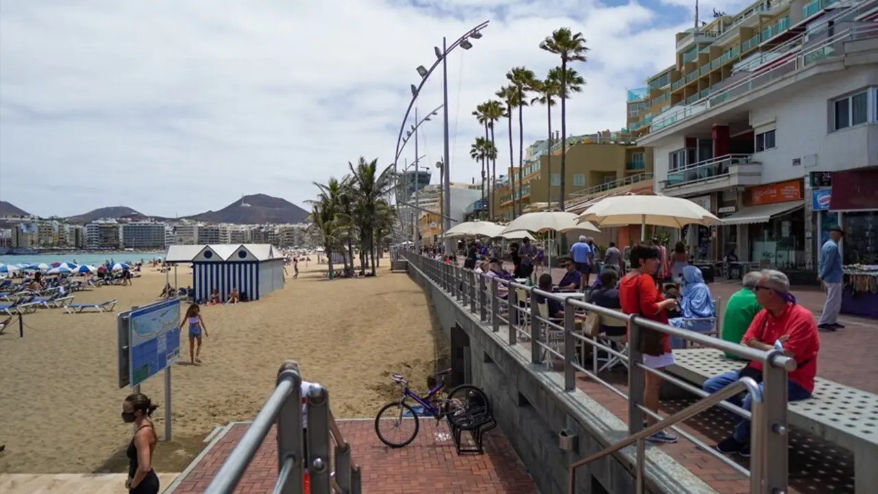 Archivo - Varias personas en el paseo mar&iacute;timo de Gran Canaria