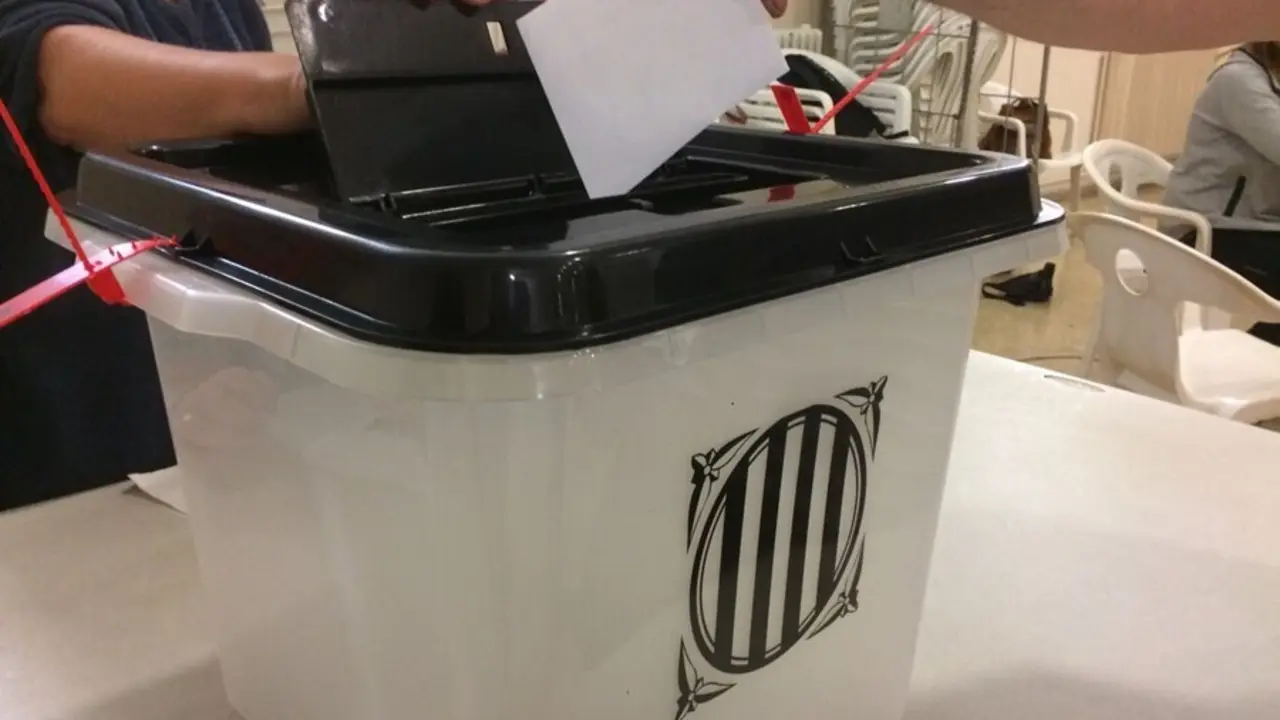 Archivo - Urna de votaci&oacute;n del refer&eacute;ndum del 1-O.