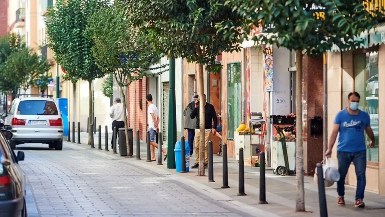 Archivo - Transe&uacute;ntes pasean por las calles del barrio La Inmobiliaria de Torrelavega, en Cantabria.- Archivo