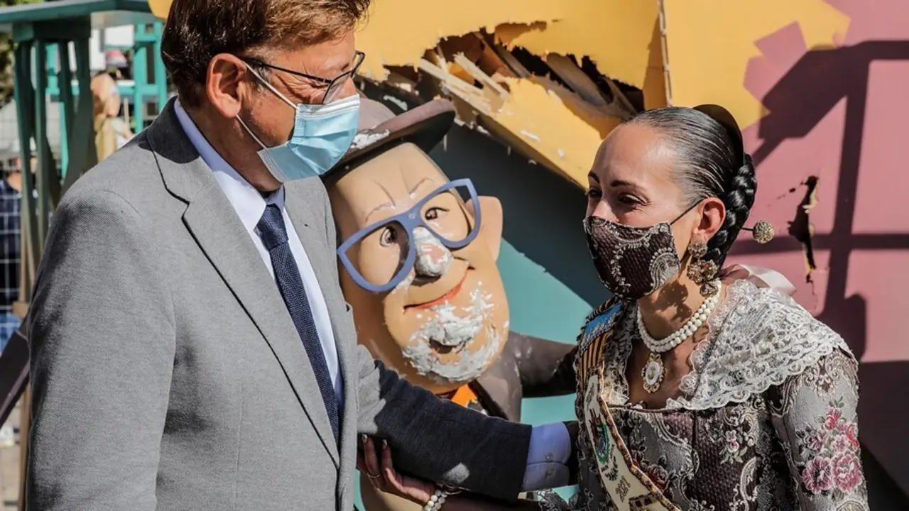 El 'president' de la Generalitat, Ximo Puig, visita la Comisi&oacute;n Falla Ferroviaria Bail&eacute;n de Val&egrave;ncia